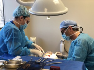 Dr Pierre Maccabée installe un implant dentaire en zircon.